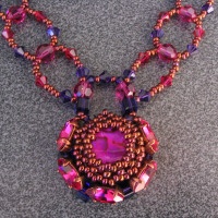 collier cabochon et toupies swarovski