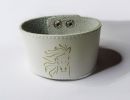 Bracelet manchette cuir blanc Cheval gravé