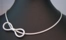 Collier en maille en argent et noeud lat&eacute;ral