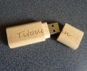 Petite clé USB en bois brut gravée à personnaliser
