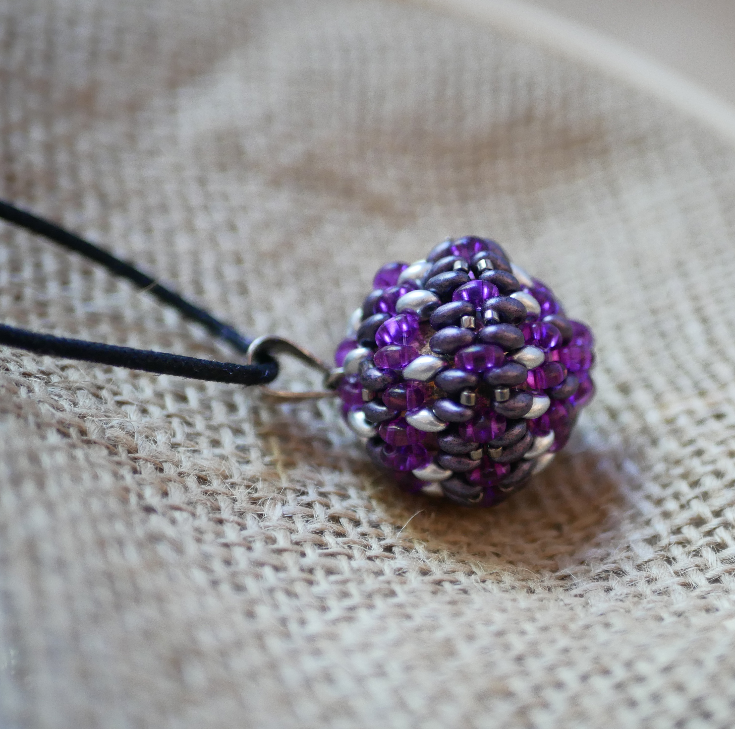 Bijou pendentif Bola de grossesse en perles coloris violet