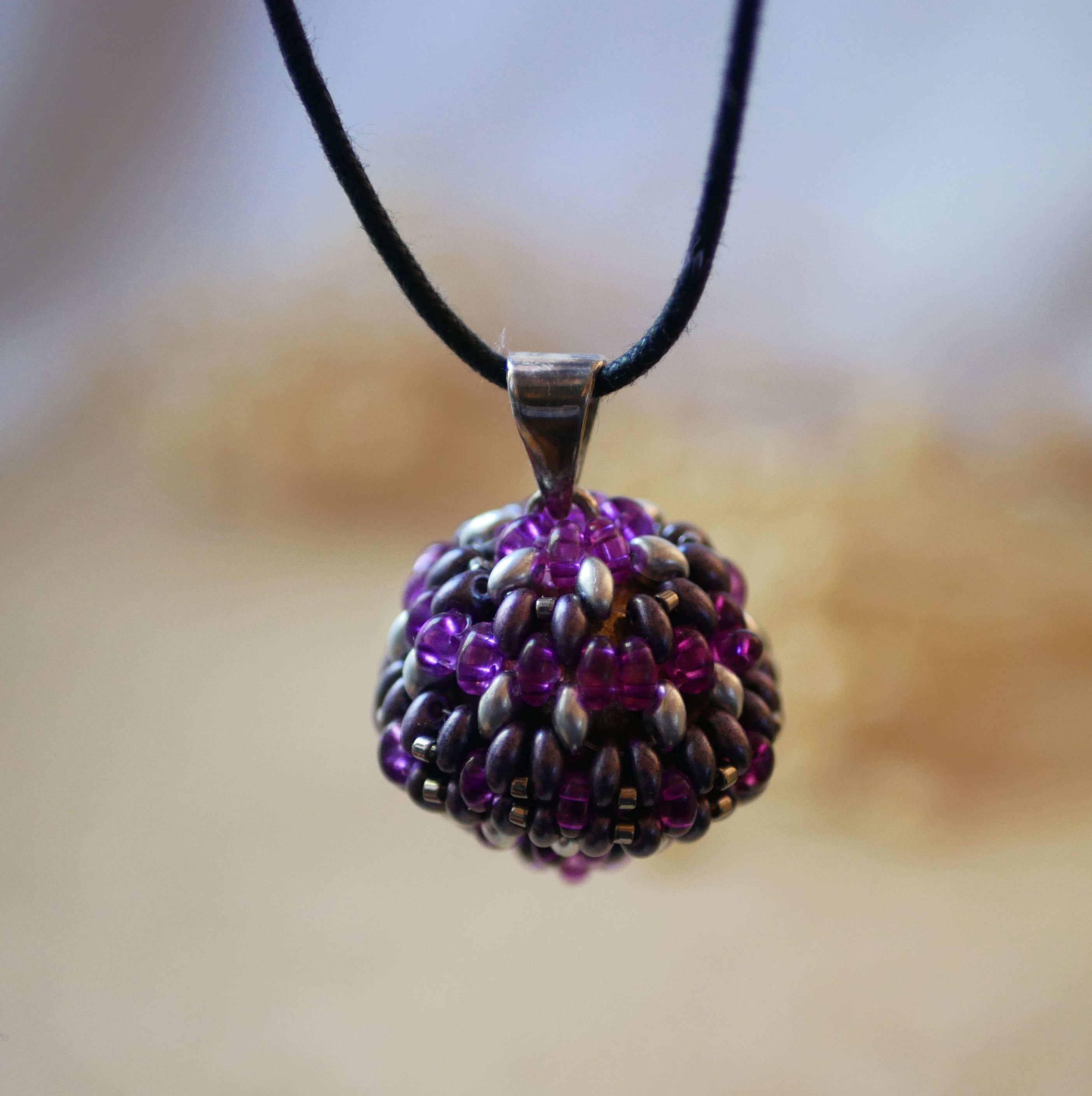 Bijou pendentif Bola de grossesse en perles coloris violet