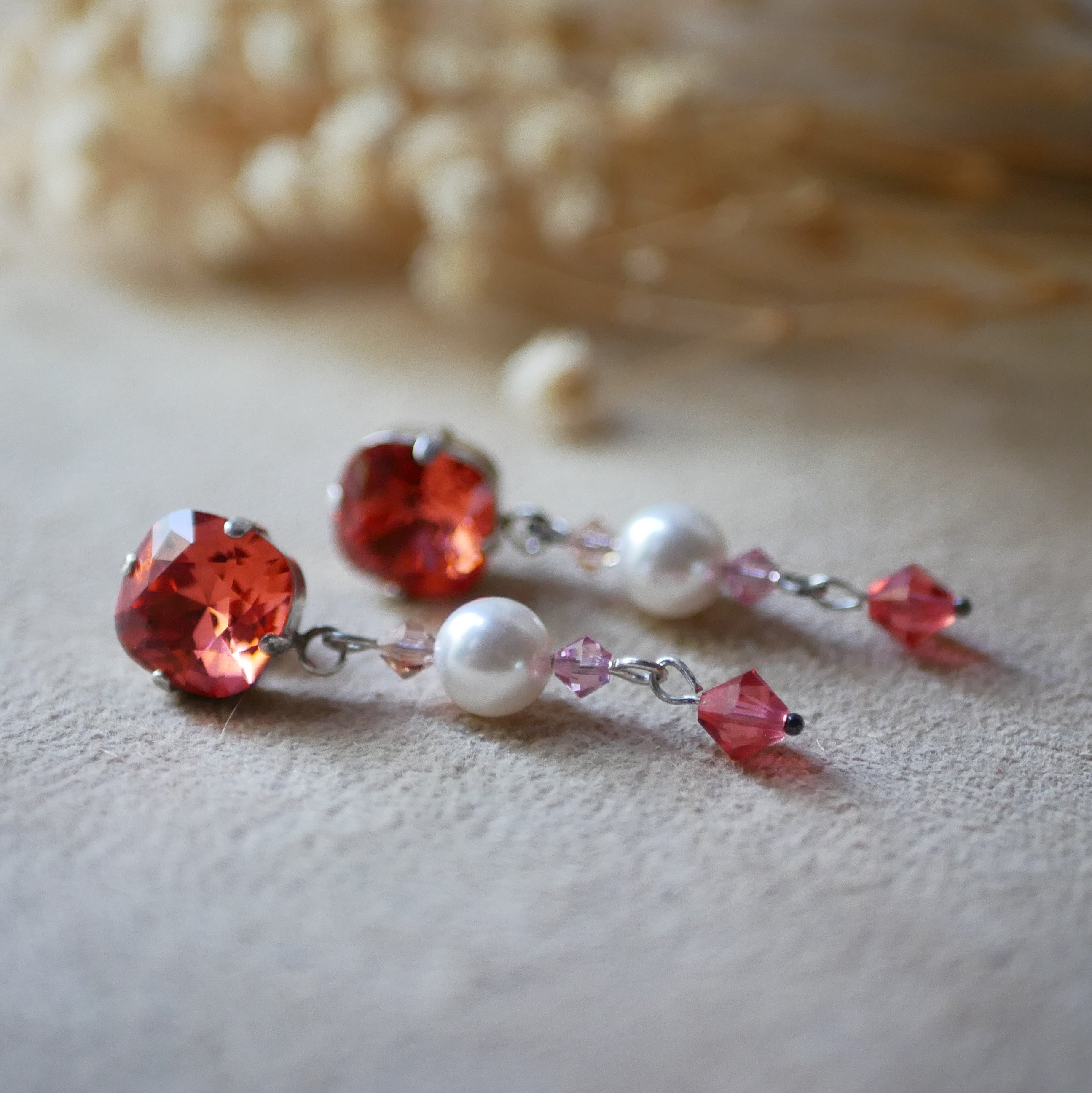 Boucles d'oreilles Cabochons Corail Swarovski et perles nacr&eacute;es