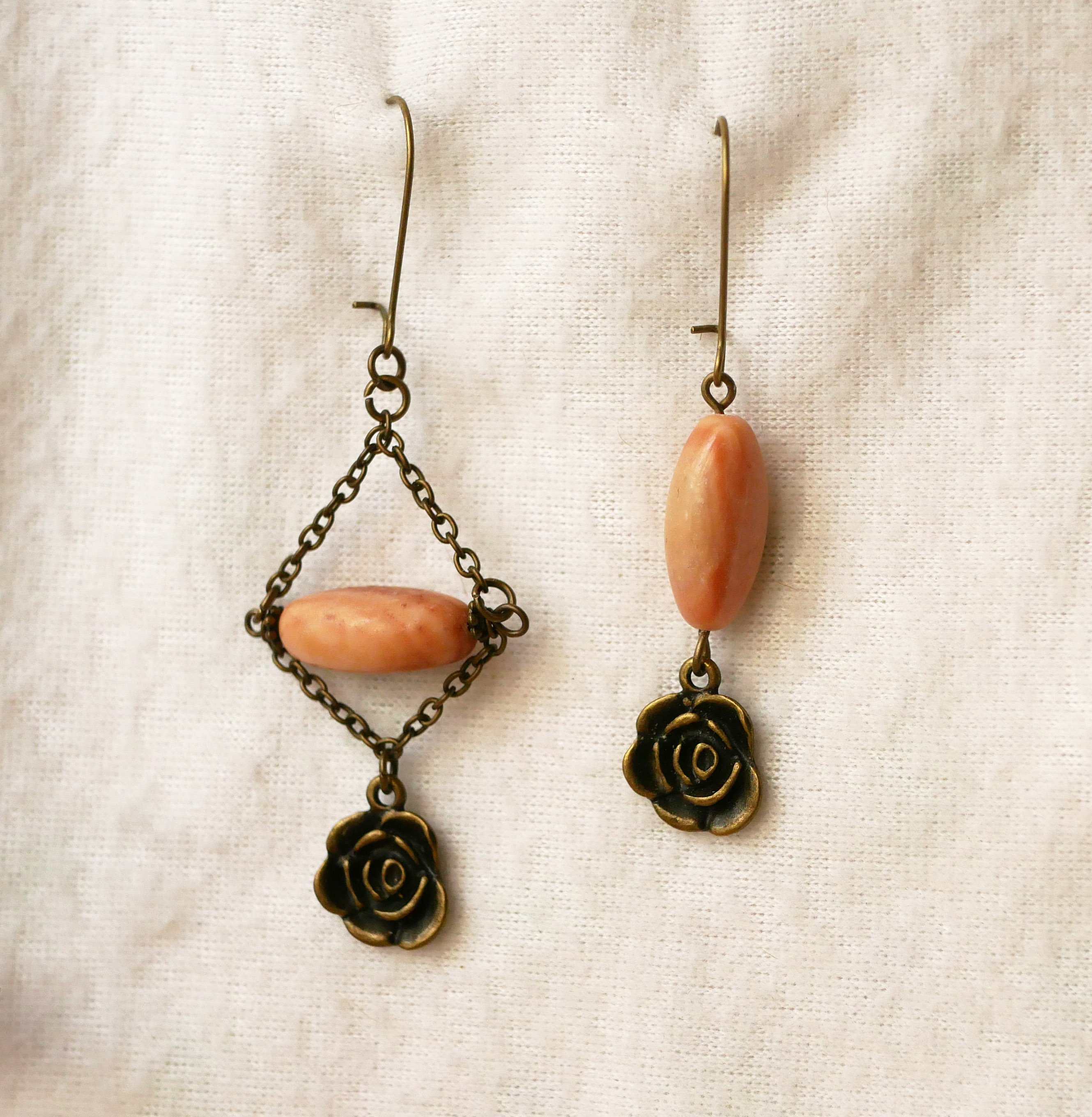 Boucles d'oreilles d&eacute;pareill&eacute;es pierre naturelle beige p&ecirc;che et pendentif rose