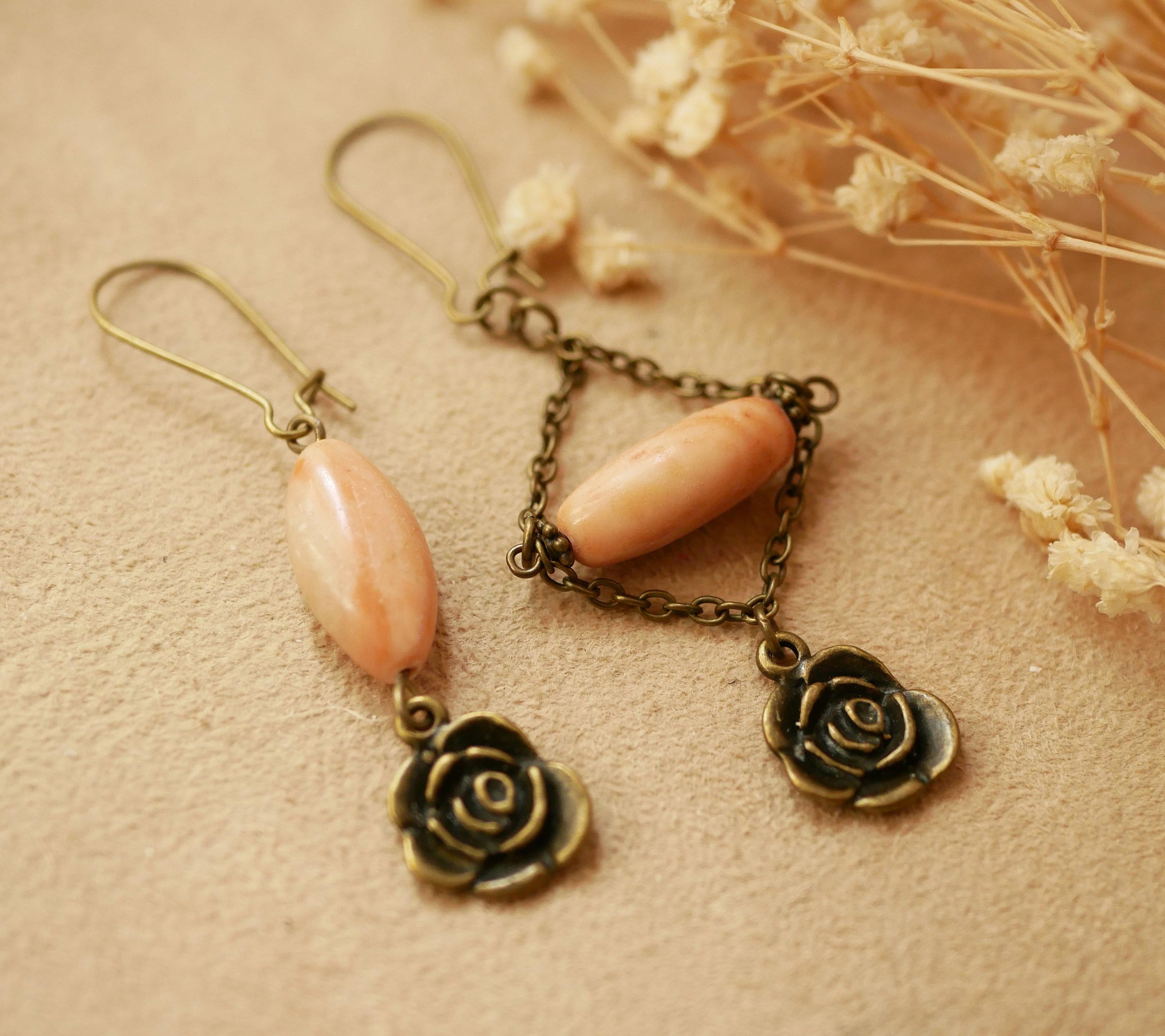 Boucles d'oreilles d&eacute;pareill&eacute;es pierre naturelle beige p&ecirc;che et pendentif rose