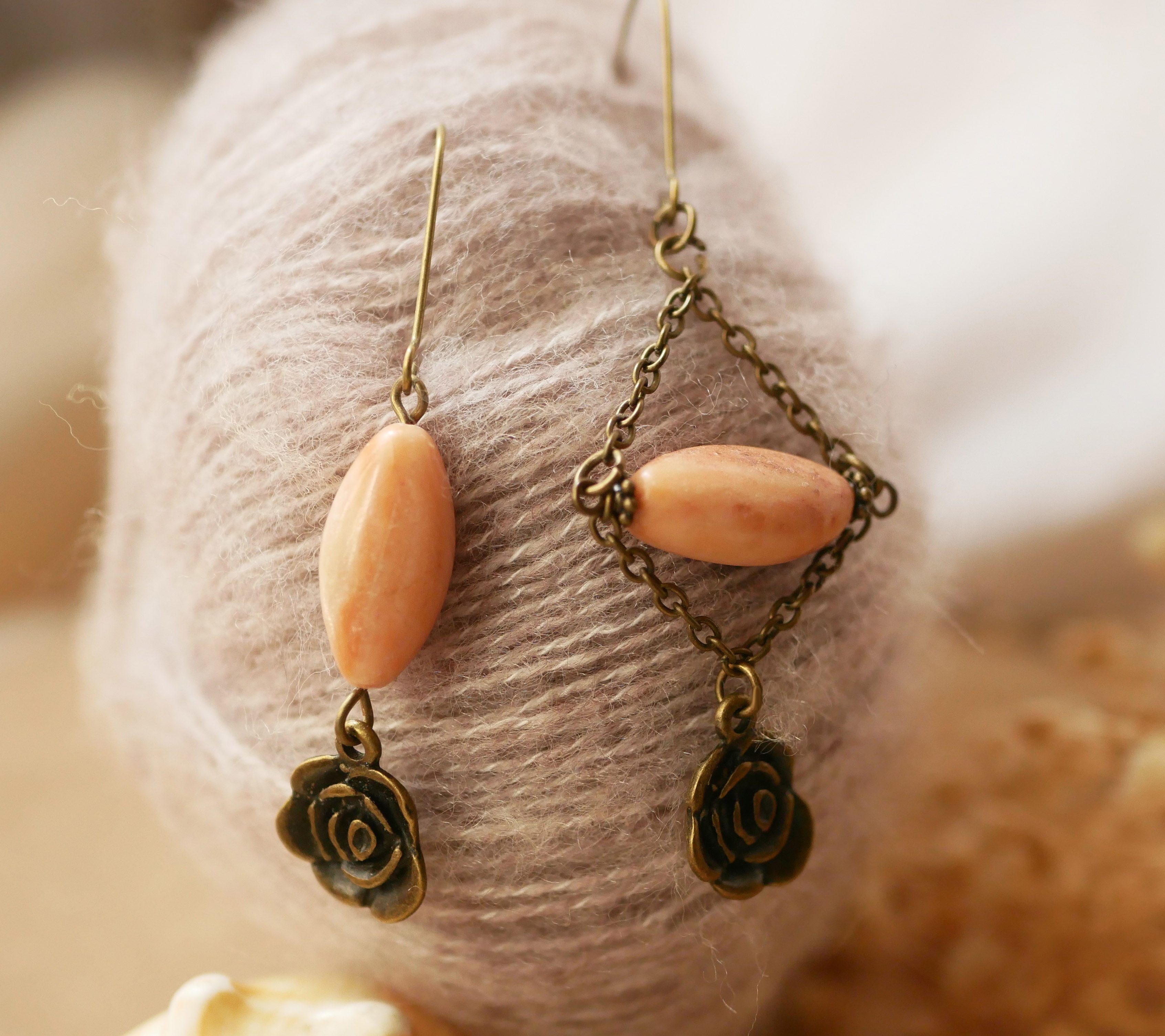 Boucles d'oreilles d&eacute;pareill&eacute;es pierre naturelle beige p&ecirc;che et pendentif rose