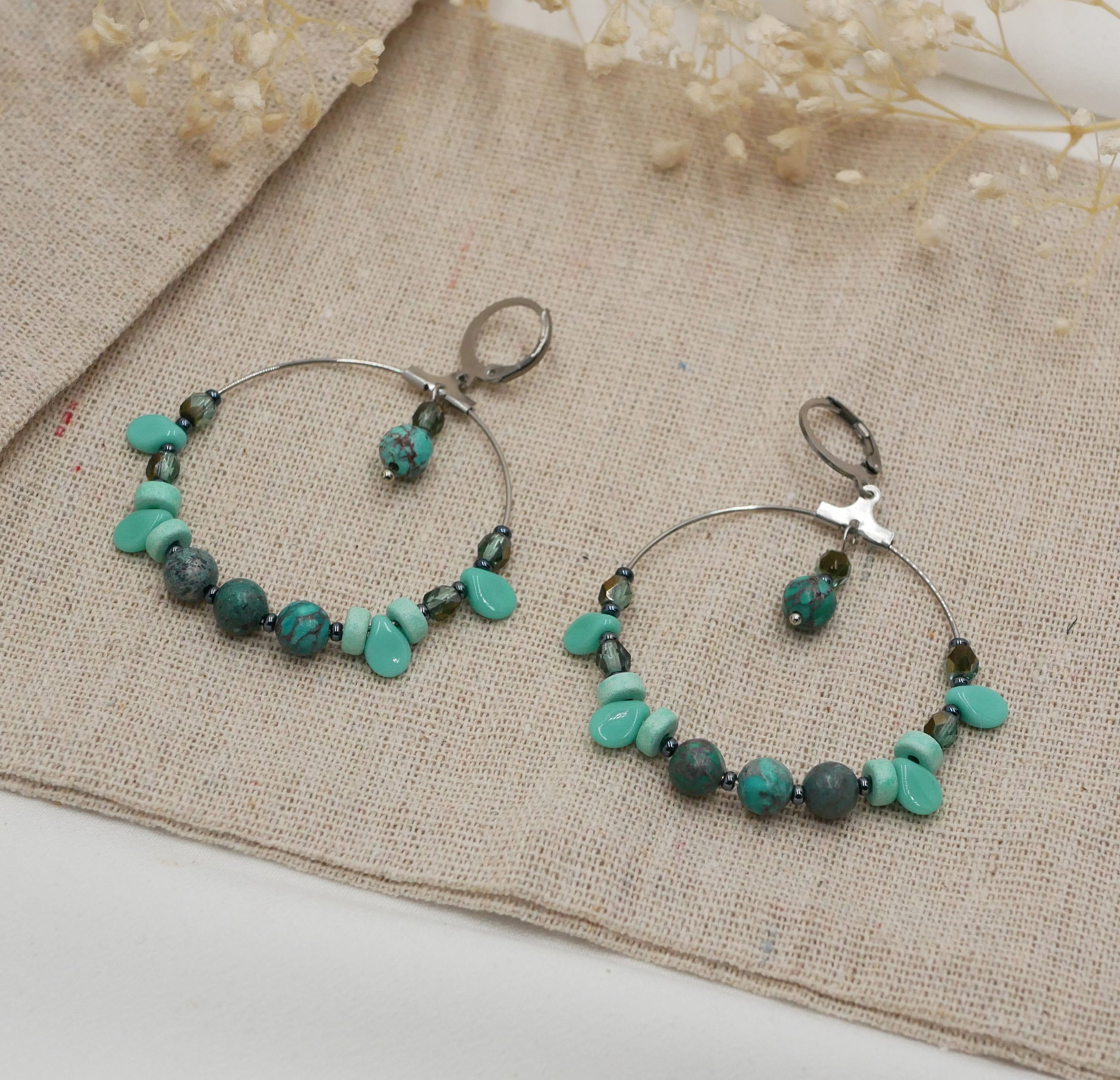 Boucles d'oreilles grandes cr&eacute;oles acier et perles turquoises