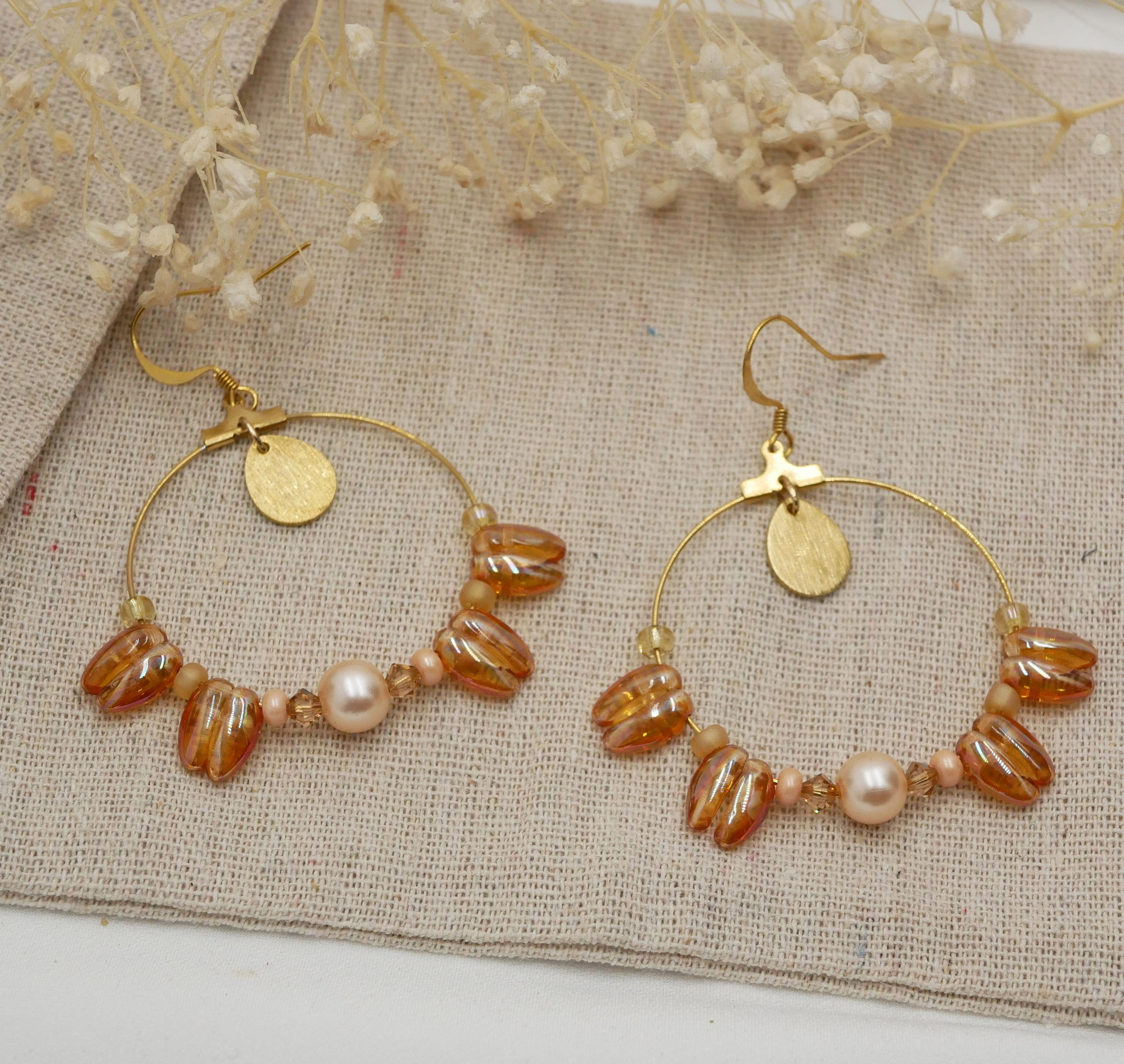 Boucles d'oreilles grandes créoles dorées perles pêche et ambre