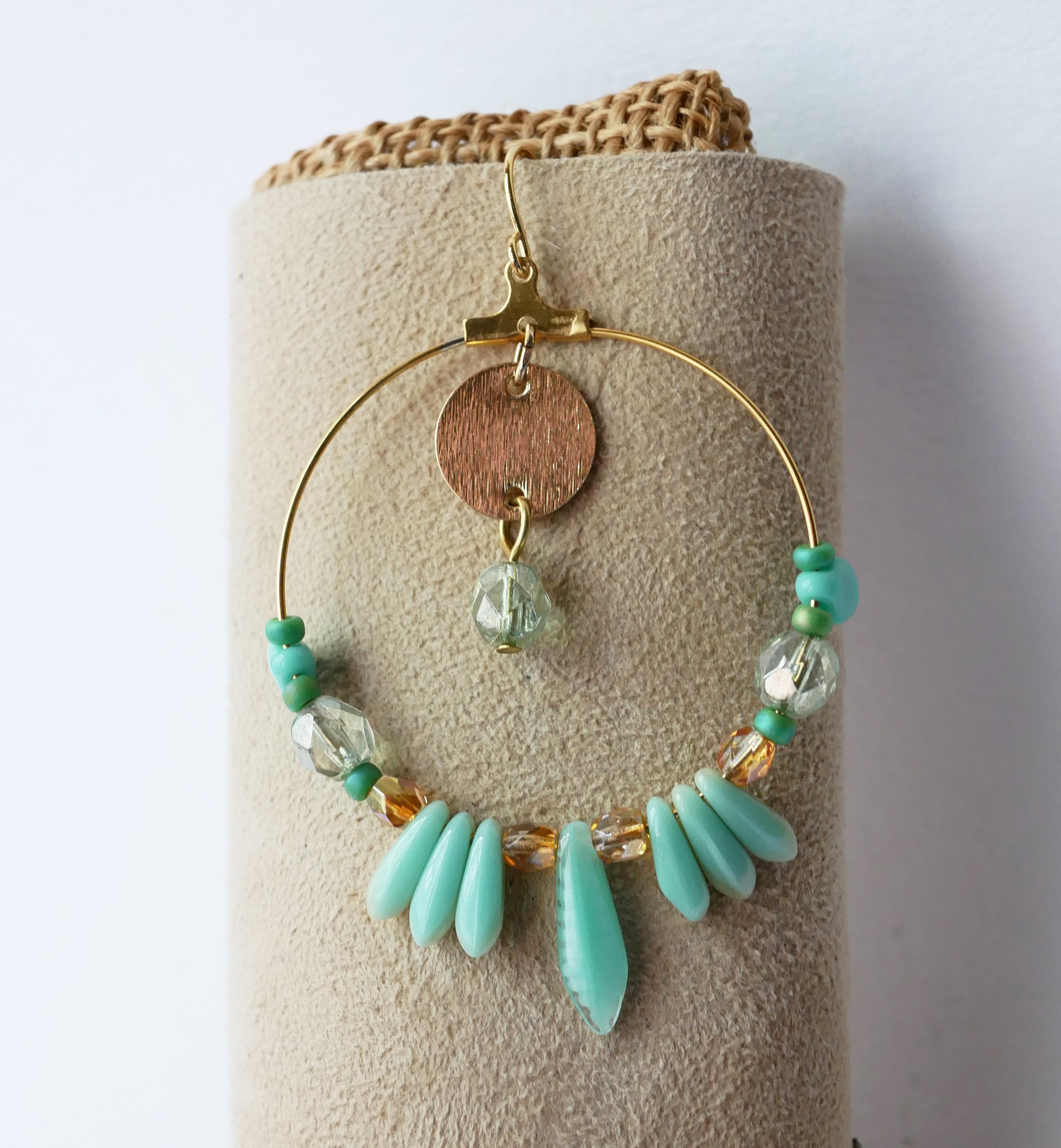 Boucles d'oreilles grandes créoles dorées perles turquoise vert d'eau