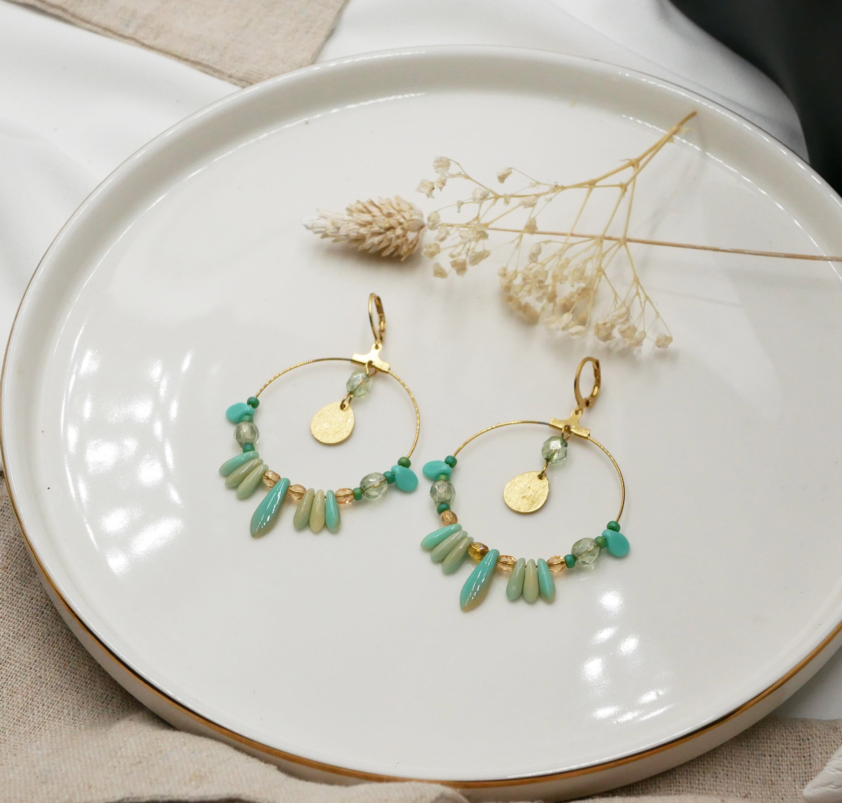 Boucles d'oreilles grandes cr&eacute;oles dor&eacute;es perles turquoise vert d'eau