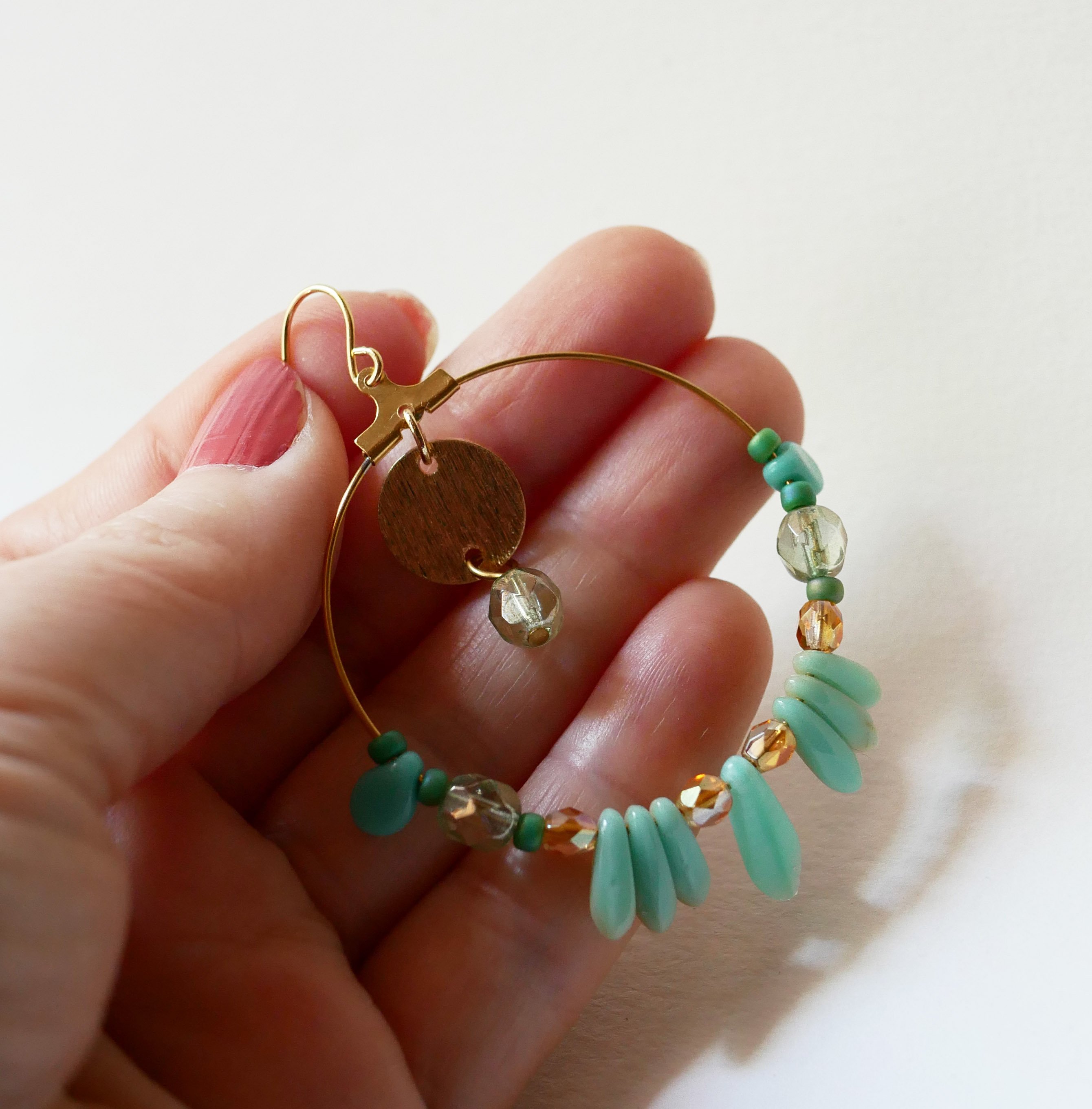 Boucles d'oreilles grandes créoles dorées perles turquoise vert d'eau