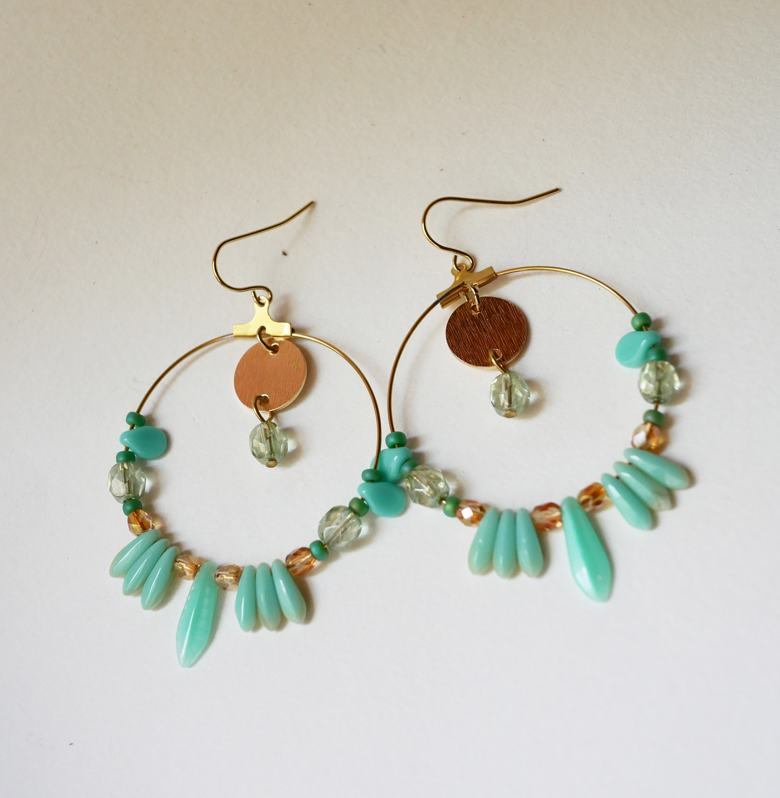 Boucles d'oreilles grandes créoles dorées perles turquoise vert d'eau