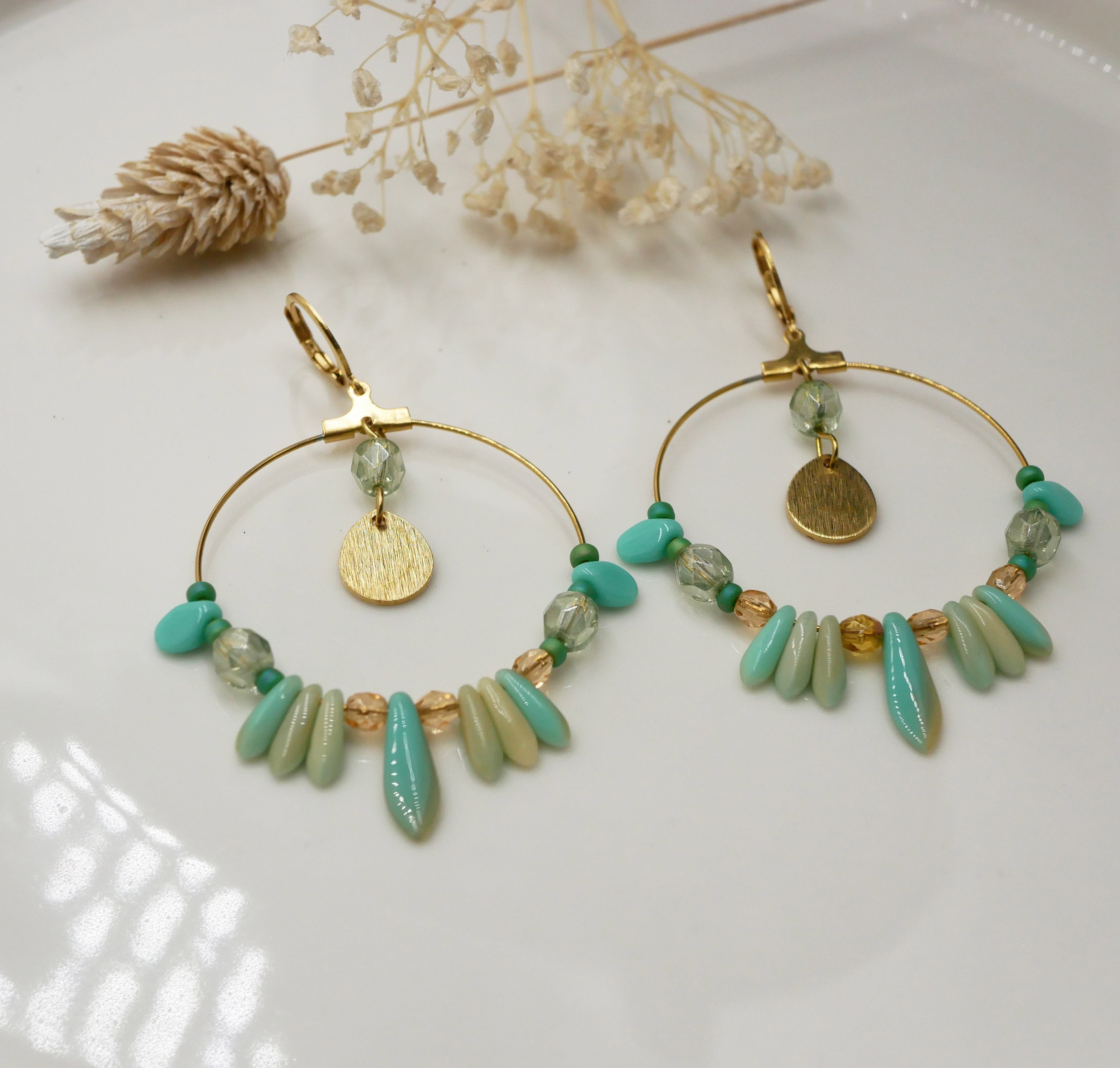 Boucles d'oreilles grandes cr&eacute;oles dor&eacute;es perles turquoise vert d'eau