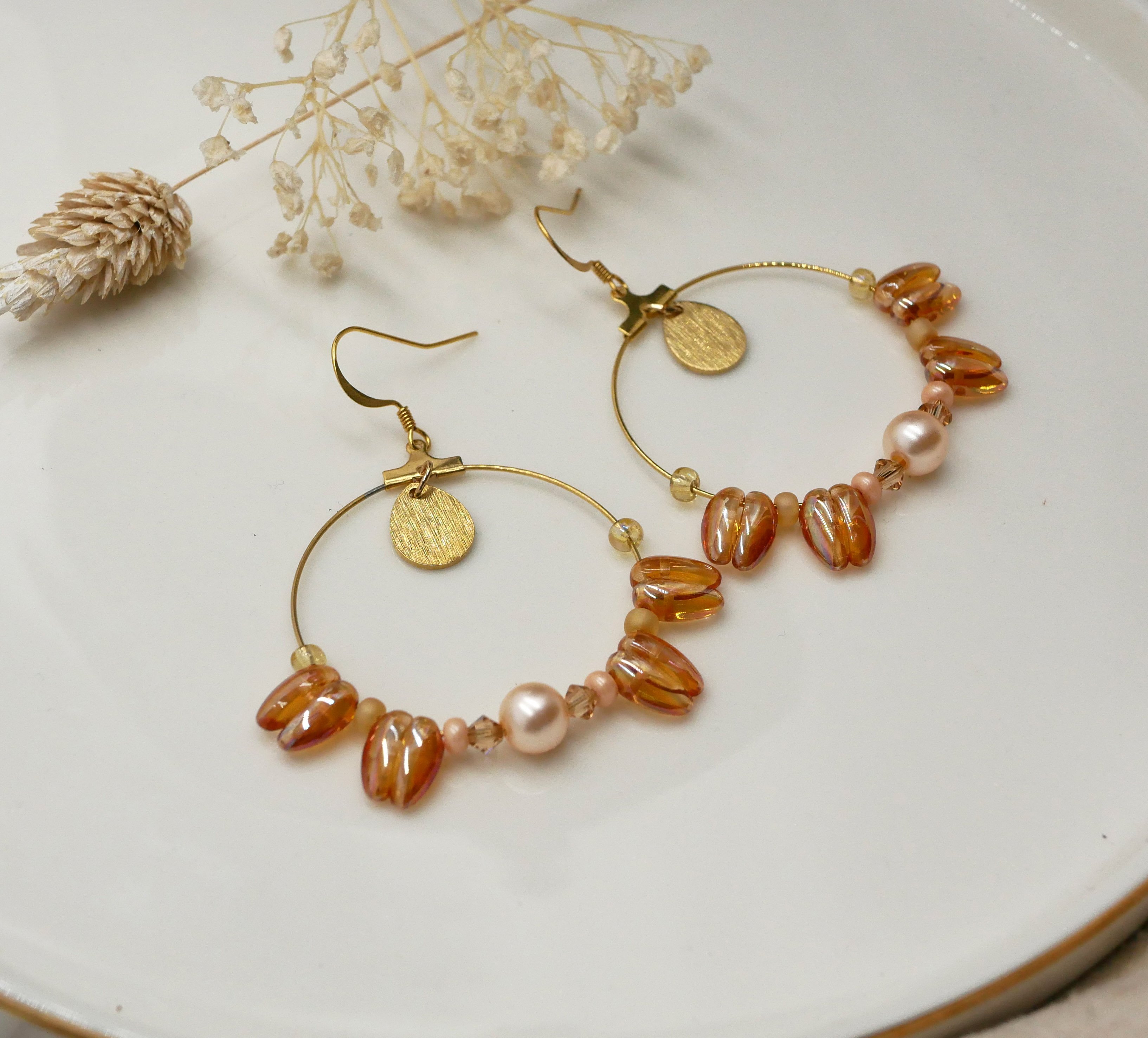 Boucles d'oreilles grandes créoles dorées perles pêche et ambre
