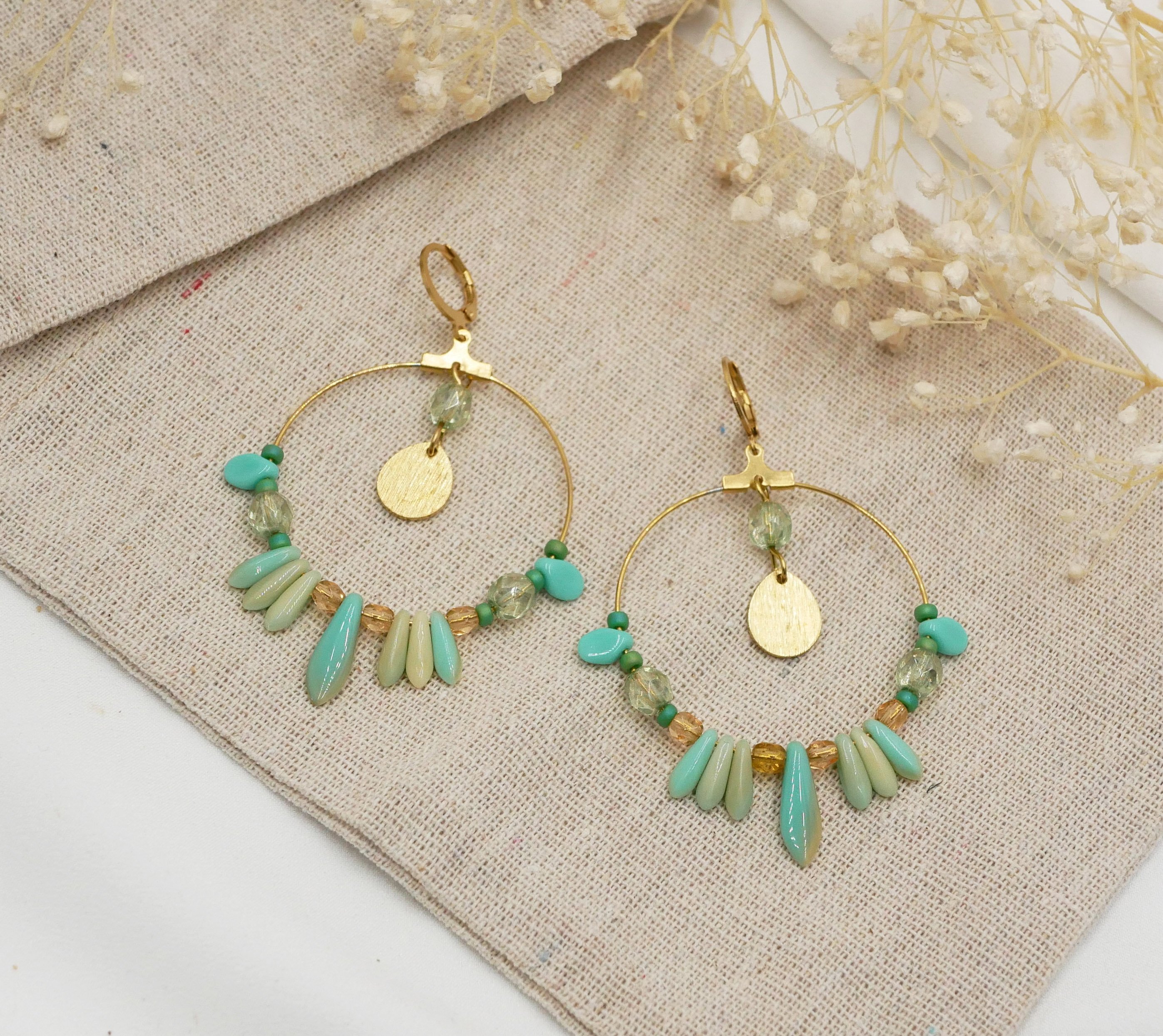 Boucles d'oreilles grandes cr&eacute;oles dor&eacute;es perles turquoise vert d'eau