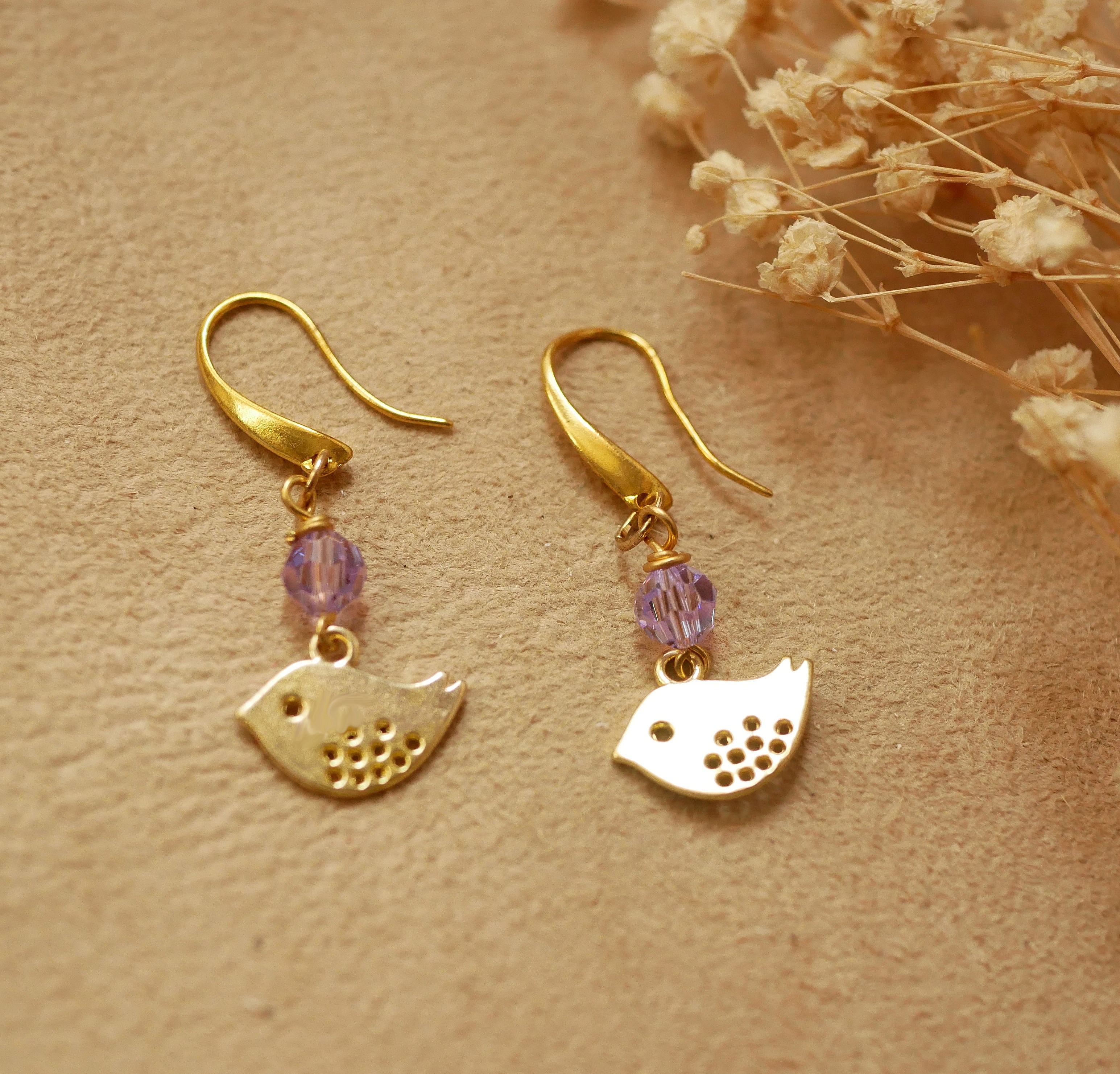 Boucles d'oreilles Oisillons dor&eacute;s perles violettes