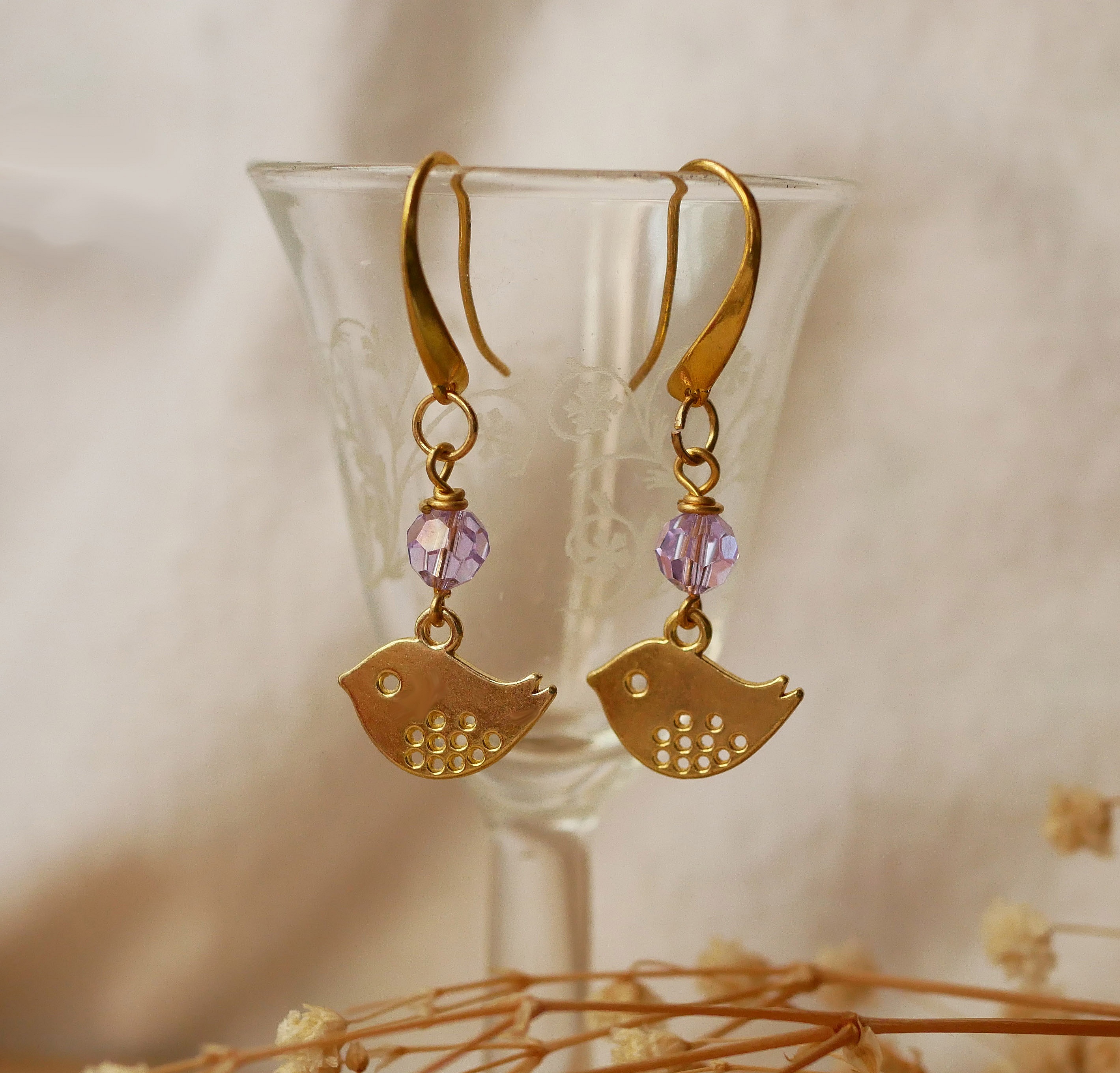 Boucles d'oreilles Oisillons dor&eacute;s perles violettes