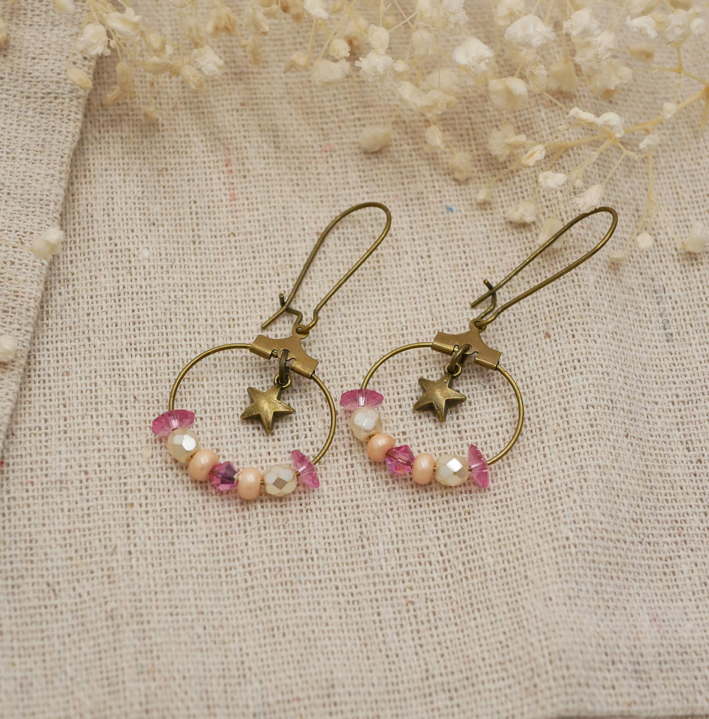 Boucles d'oreilles petites créoles laiton aux perles rose et pêche
