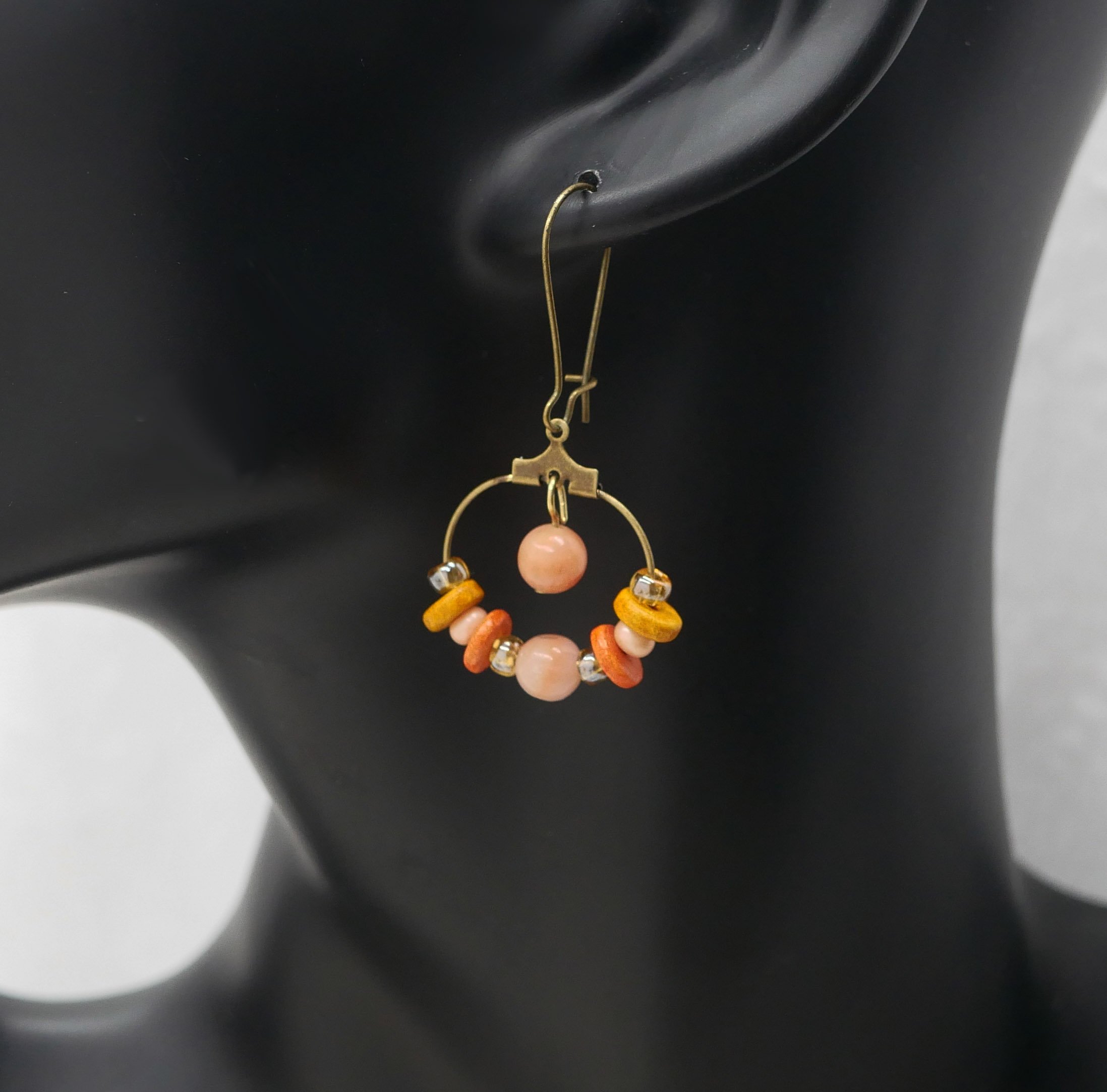 Boucles d'oreilles petites cr&eacute;oles laiton aux perles corail et p&ecirc;che