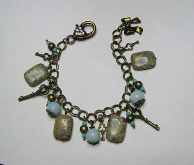 Bracelet chaîne bronze breloques clefs et pierre turquoise