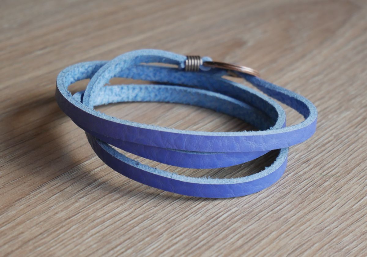 Bracelet cuir Bleu fin triple tour ajustable