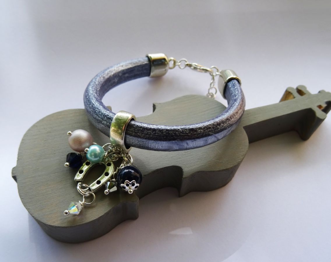Bracelet cuir Regaliz bleu breloques et perles