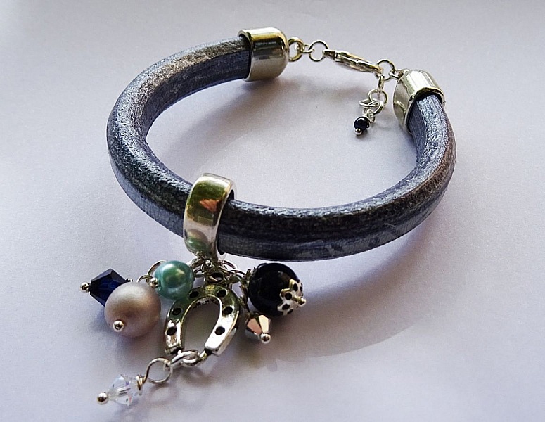 Bracelet cuir Regaliz bleu breloques et perles