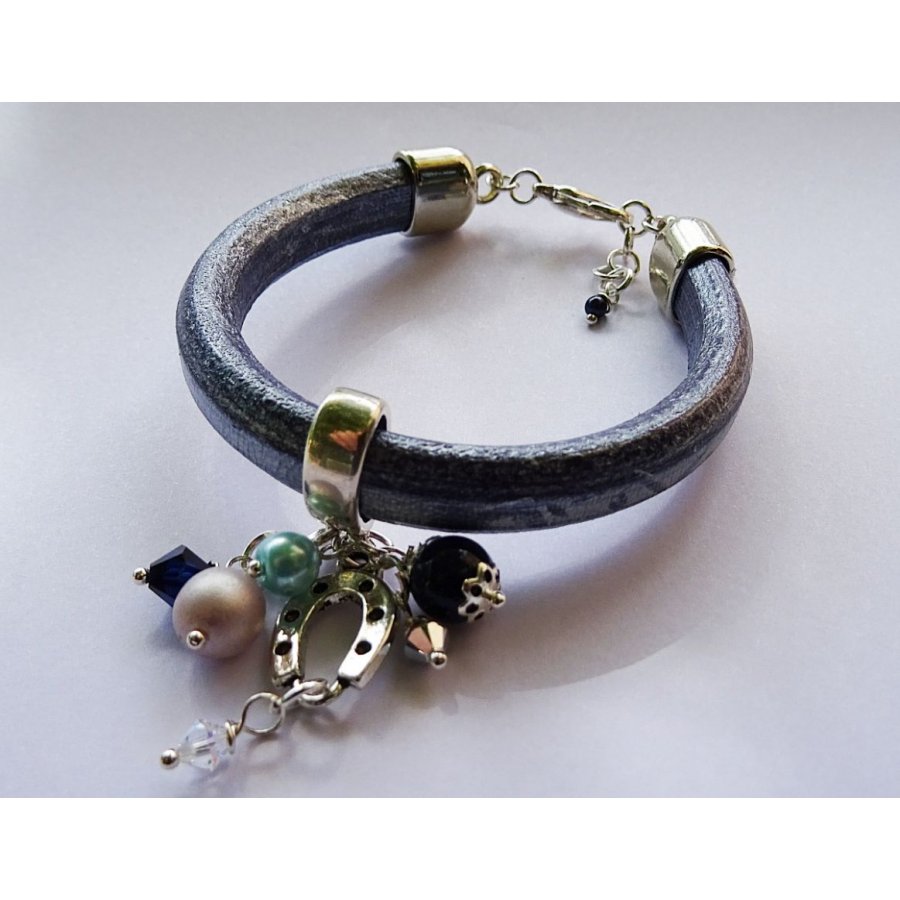 Bracelet cuir Regaliz bleu breloques et perles