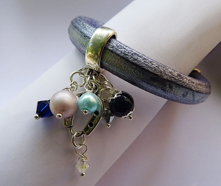 Bracelet cuir Regaliz bleu breloques et perles