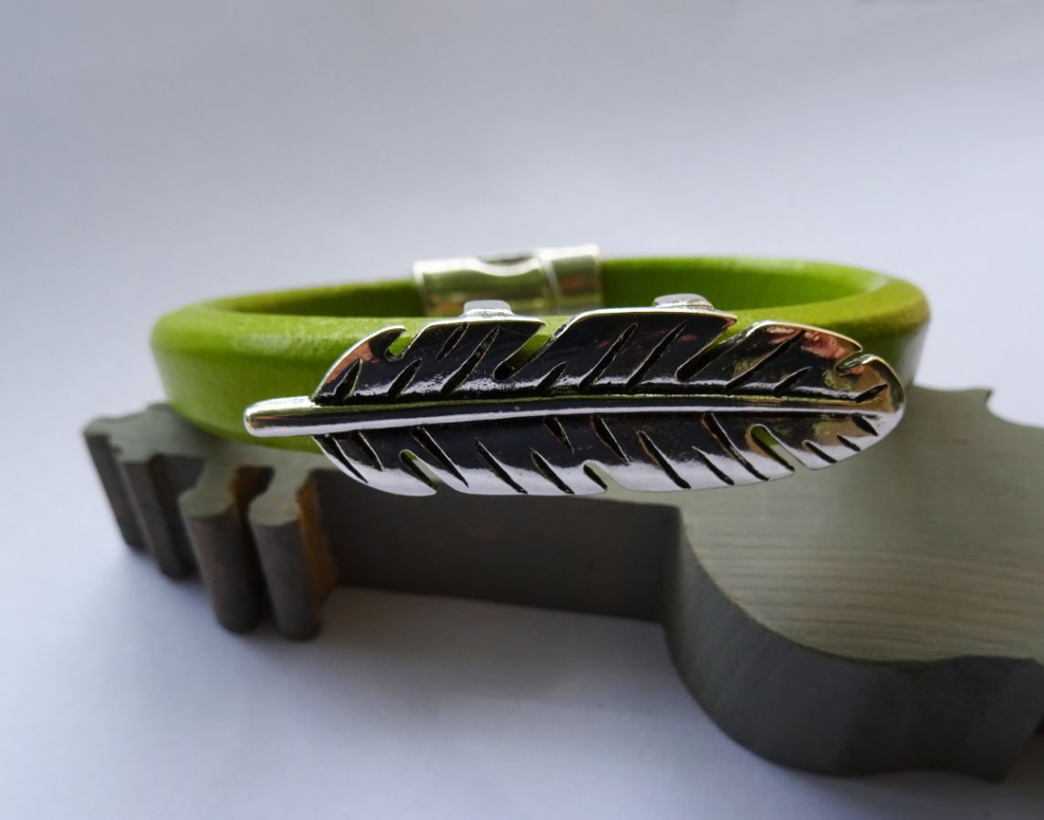 Bracelet cuir Regaliz Vert anis Plume argentée