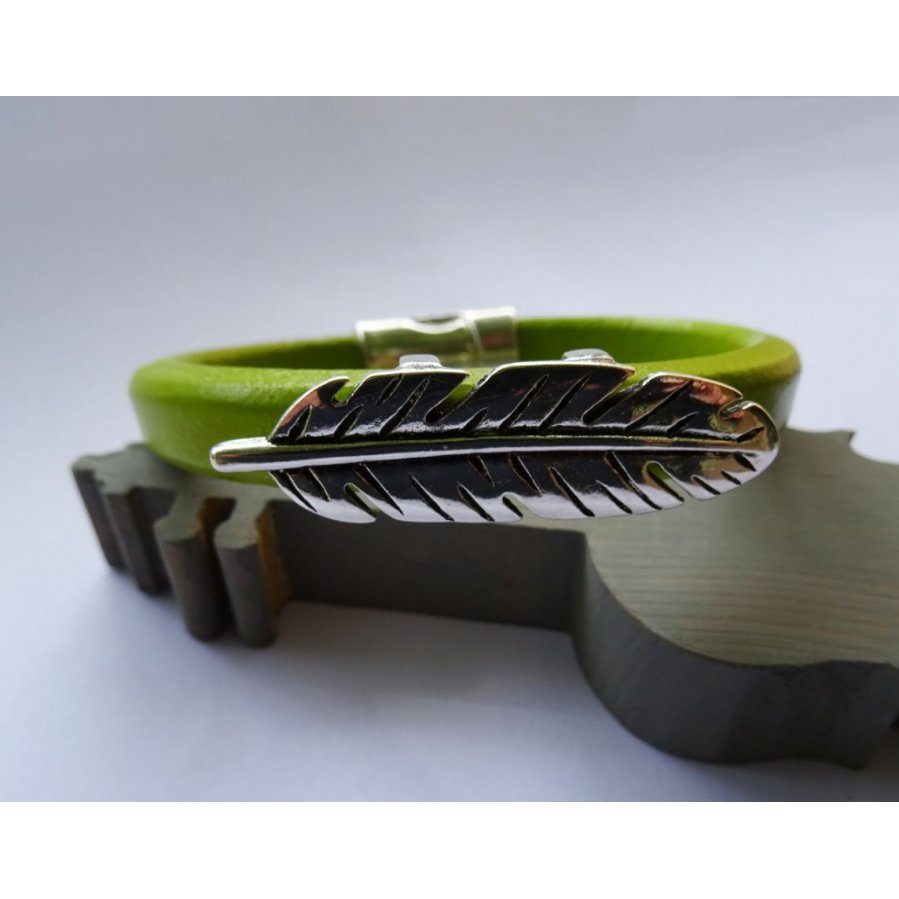 Bracelet cuir Regaliz Vert anis Plume argentée