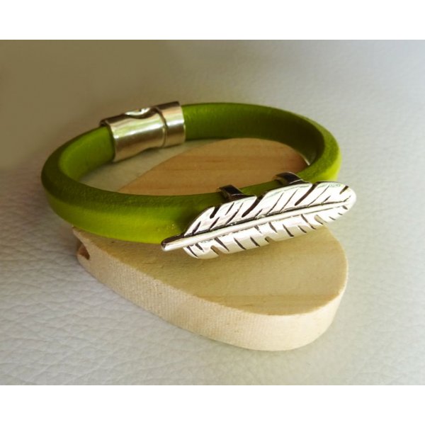 Bracelet cuir Regaliz Vert anis Plume argent&eacute;e