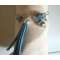Bracelet jonc perles et pompon bleu sarcelle
