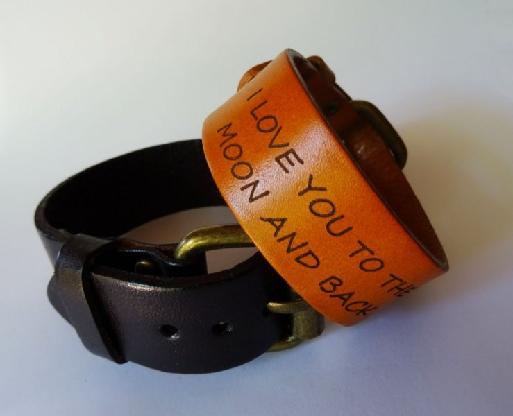 Bracelet manchette homme en cuir grav&eacute;