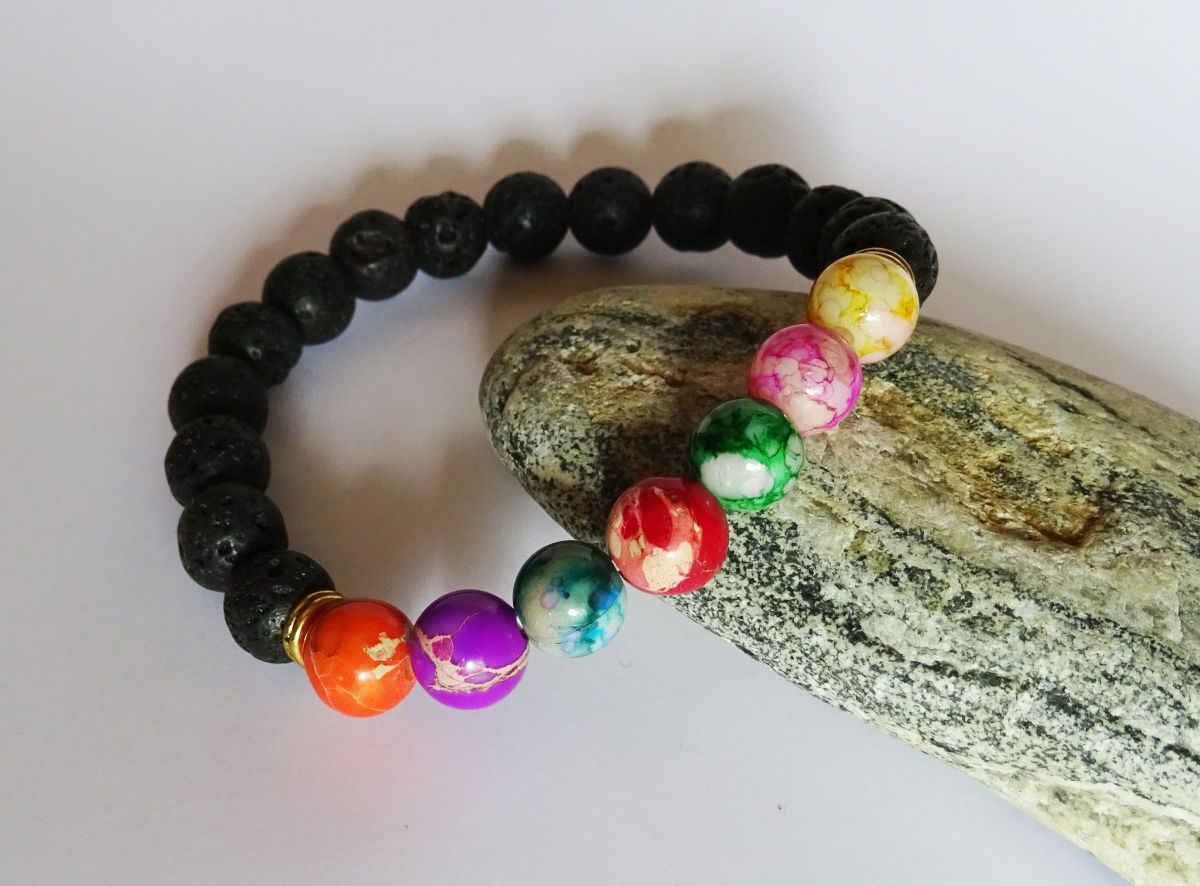 Bracelet perles de lave noires et 7 couleurs