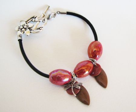 Bracelet perles Céramique rouges sur cuir noir