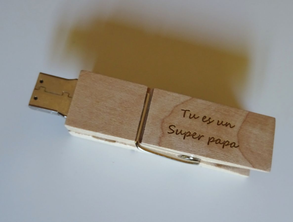 Cl&eacute; USB pince en bois brut grav&eacute;e &agrave; personnaliser