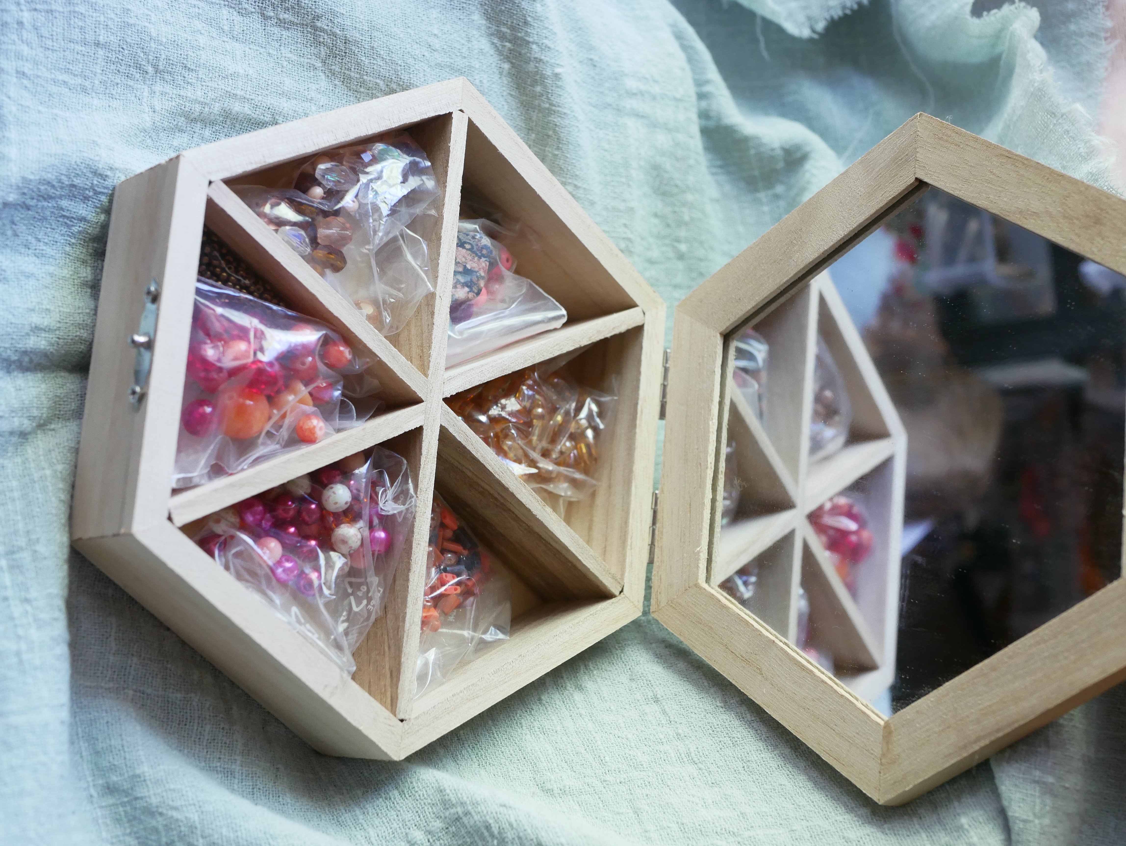 Coffret bois grav&eacute; avec perles surprises de perles ambre/orange