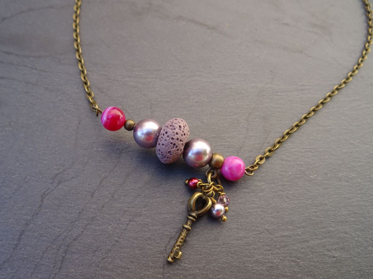 Collier barre de perles et clef Violet bronze