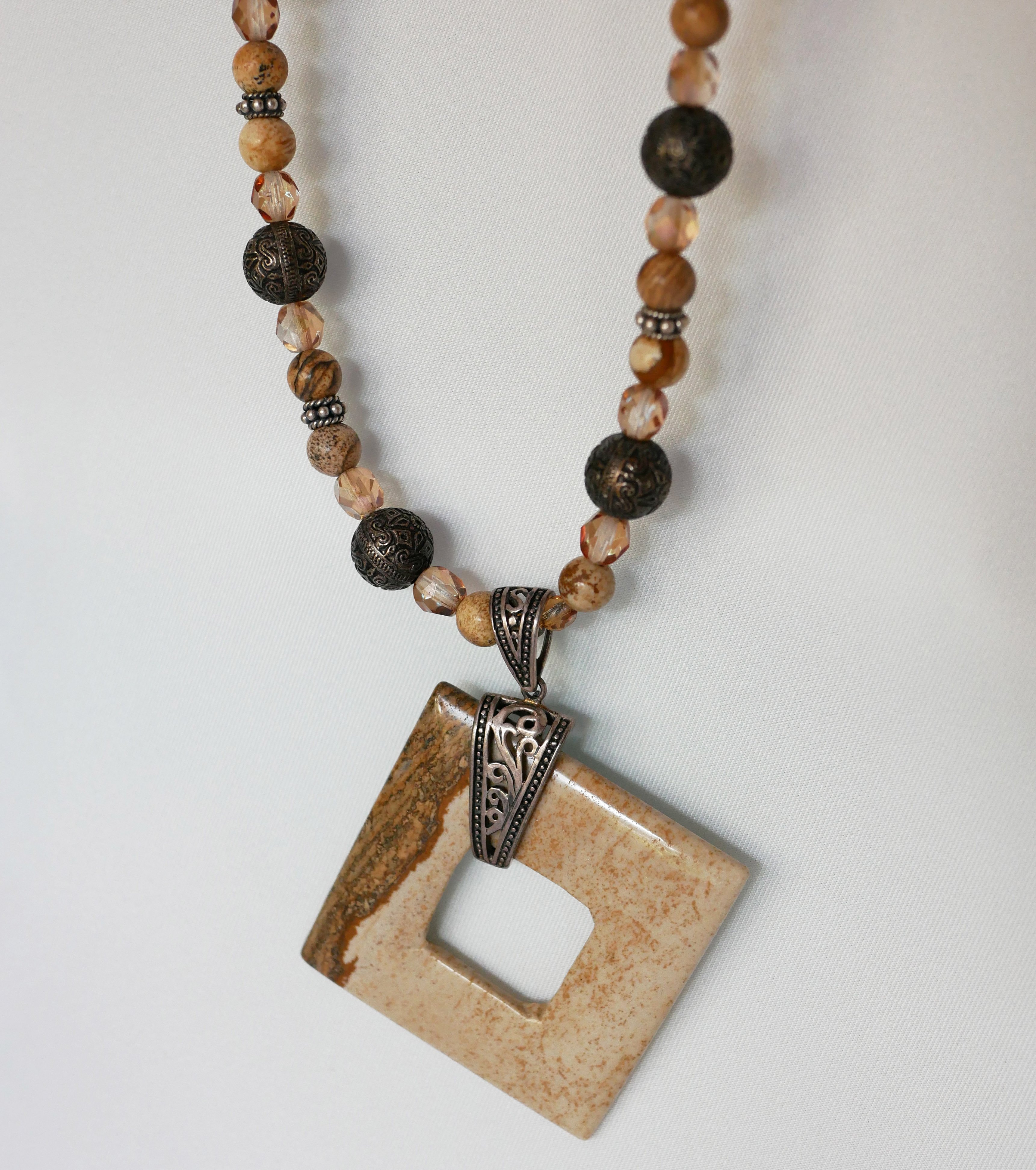 Collier Carr&eacute; en Jaspe et perles Bali