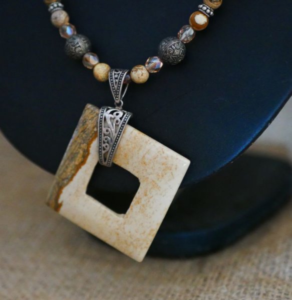 Collier Carré en Jaspe et perles Bali