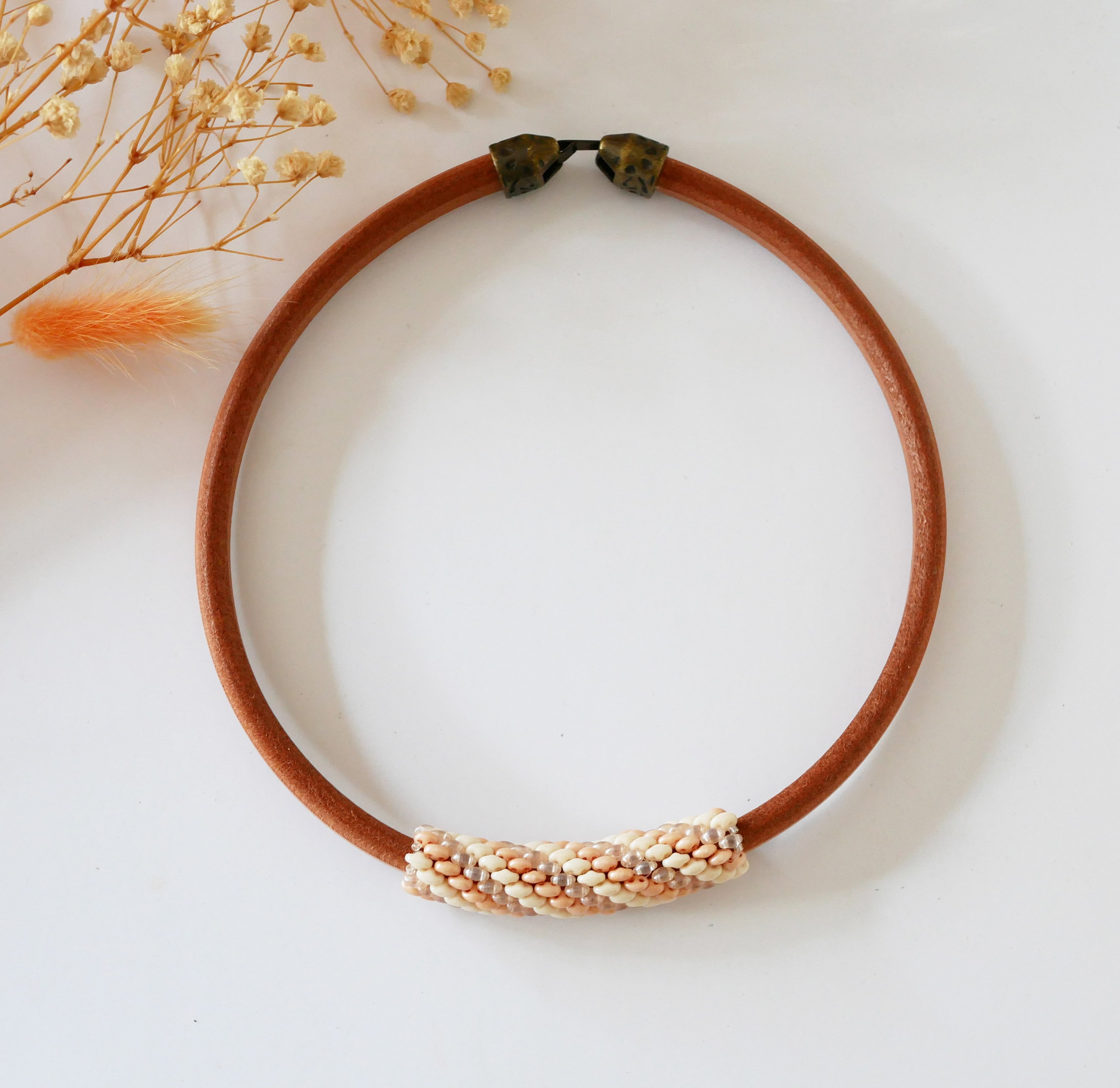 Collier en cuir épais naturel Regaliz tissés de perles nude et beige