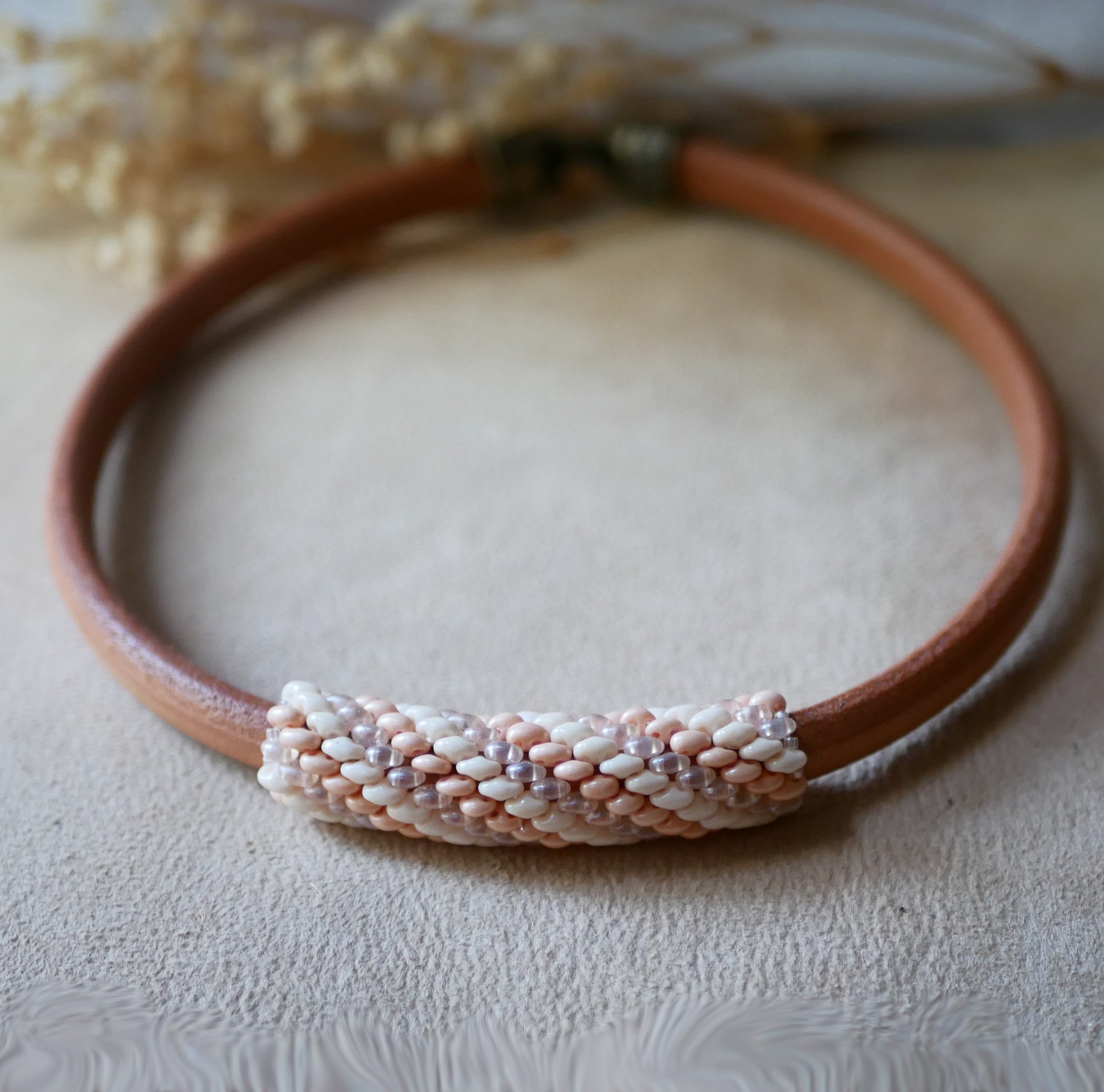 Collier en cuir &eacute;pais naturel Regaliz tiss&eacute;s de perles nude et beige