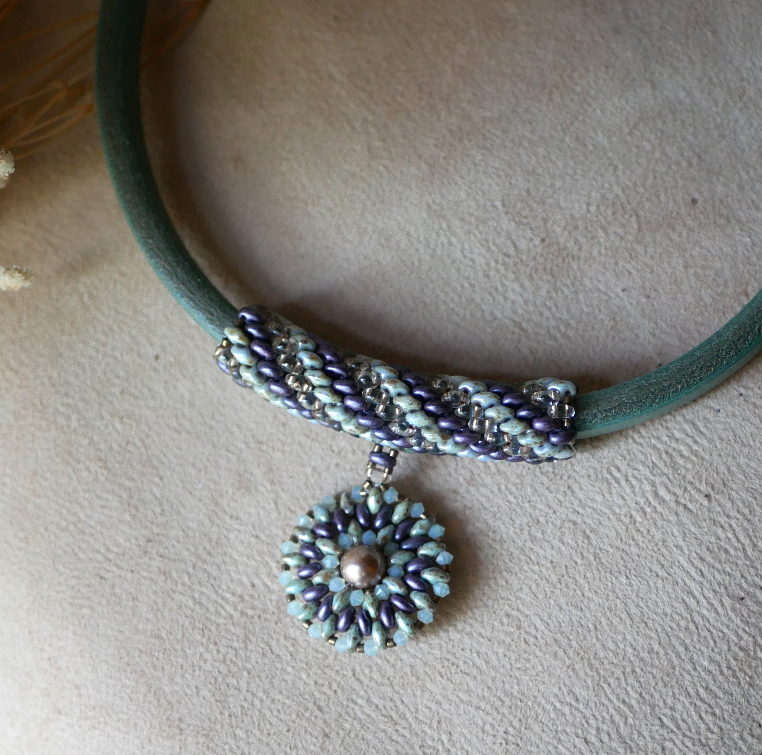 Collier en cuir &eacute;pais Regaliz au pendentif en perles tiss&eacute;es Violet/vert p&acirc;le