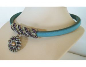 Collier cuir et pendentif  en perles Violet/vert en Kit