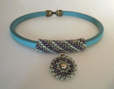 Collier cuir et pendentif  en perles Violet/vert en Kit