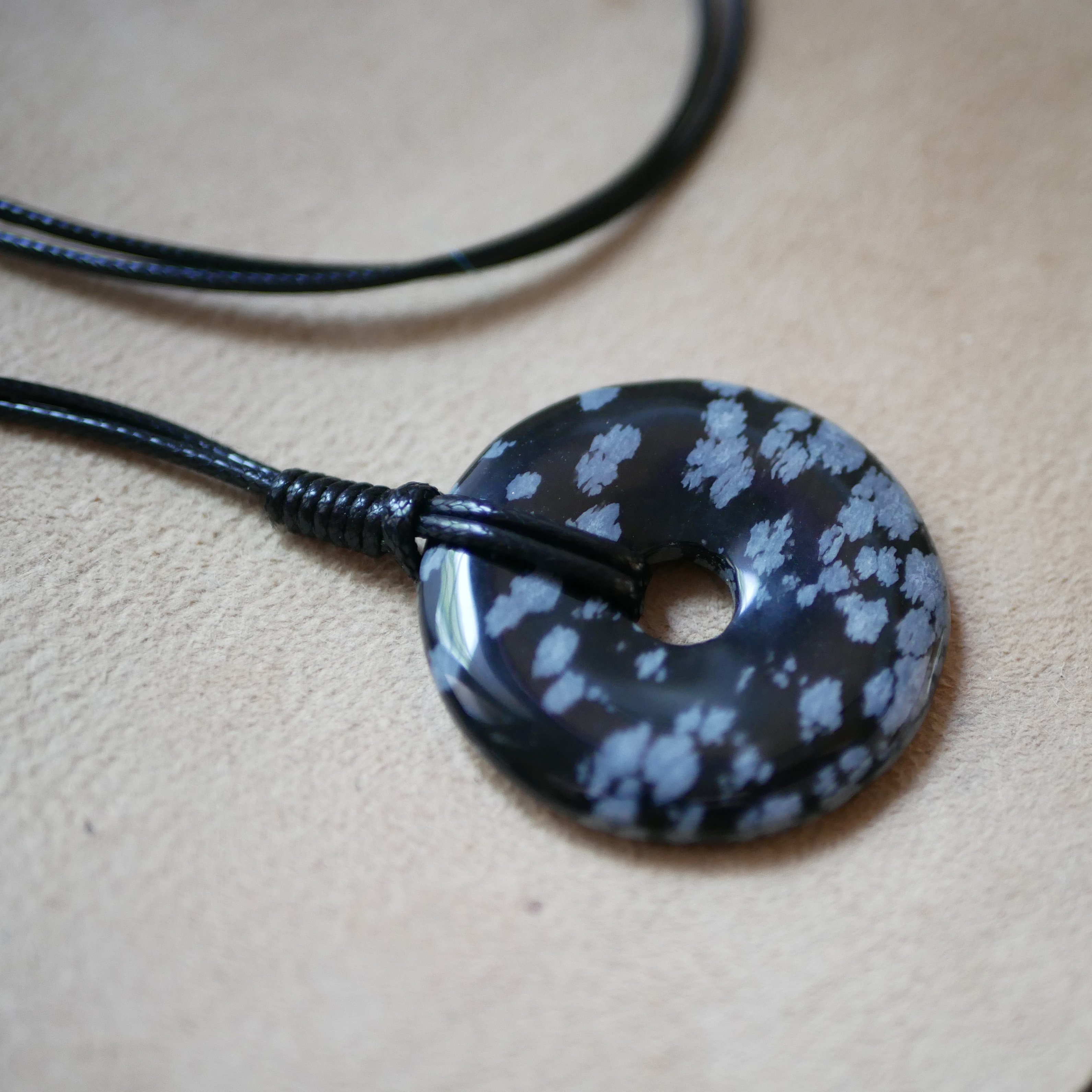 Collier donut pierre d'obsidienne sur cordon cuir noir ajustable