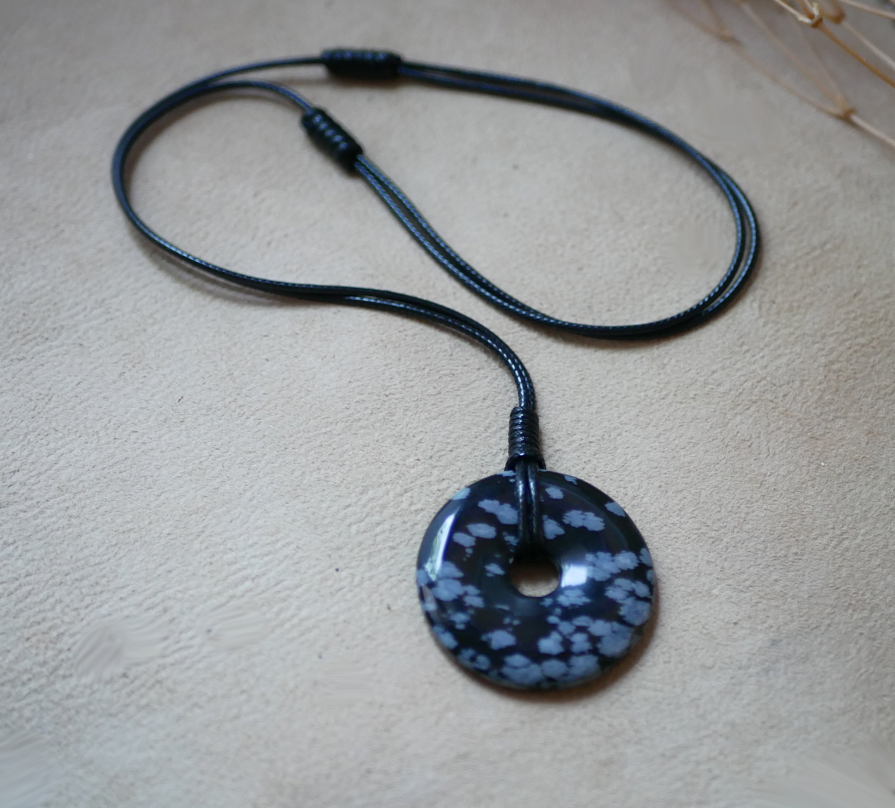 Collier donut pierre d'obsidienne sur cordon cuir noir ajustable