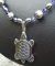 Collier au pendentif Tortue et perles en hématite et cristal violet