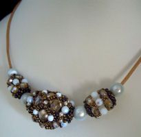 Collier Java Blanc & dor&eacute; sur cuir en kit